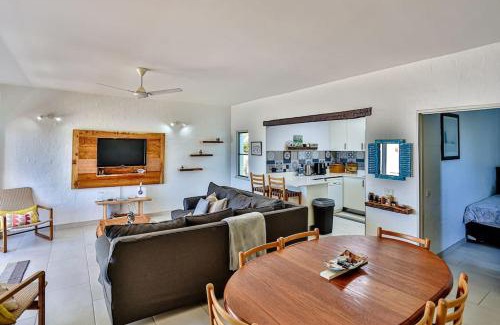 Shaka's Rock Apartment | Santorini Beachfront Apartment