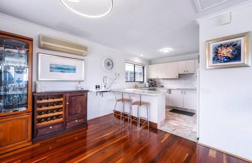 Tura Beach House | Sapphire Art House