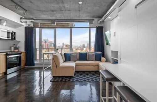 Connaught House | "Sapphire" Calgary Tower Views | Bright Studio| AC