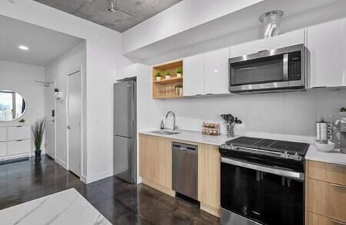 Connaught House | "Sapphire" Calgary Tower Views | Bright Studio| AC