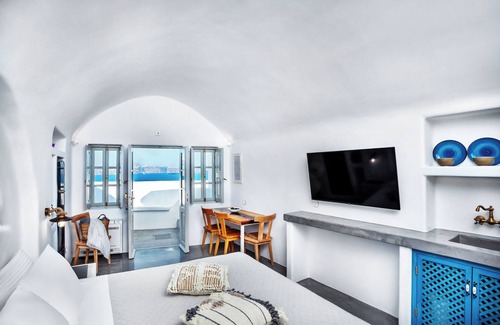 Oia Hotel | Sapphire Deluxe Suite with Private Hot Tub
