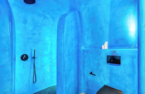 Oia Hotel | Sapphire Deluxe Suite with Private Hot Tub