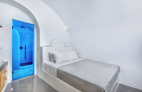 Oia Hotel | Sapphire Deluxe Suite with Private Hot Tub