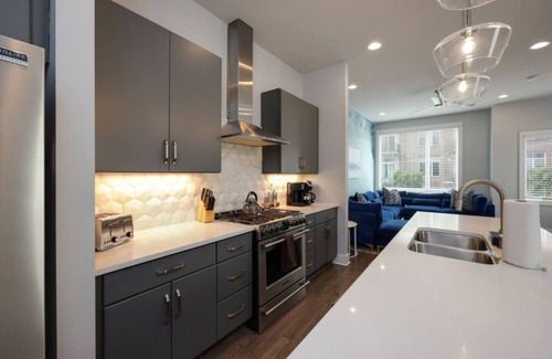 Hillsboro West End Apartment | Sapphire Loft - 4 Bdrm/4.5 Bath - Rooftop Patio