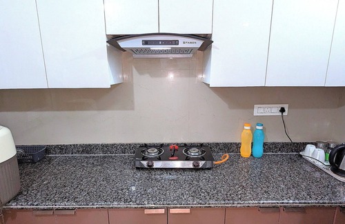 Delhi Apartment | Sapphire ~ Luxurious 3 BHK Near Lake & Golf Course , Free Wifi, Parking, Kitchen