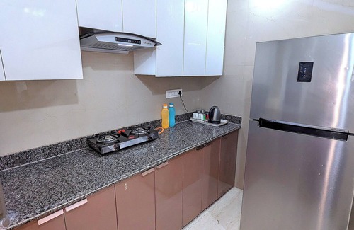 Delhi Apartment | Sapphire ~ Luxurious 3 BHK Near Lake & Golf Course , Free Wifi, Parking, Kitchen