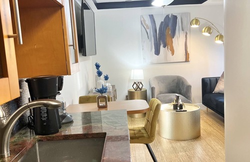 North Miami House | Sapphire Suite