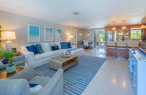 Gulf Gate Estates House | Sarasota Pool Home| Hot-tub| 2-miles to Siesta