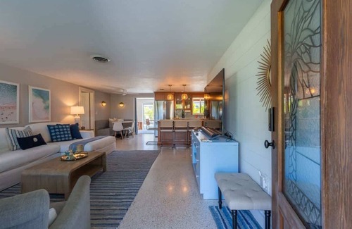 Gulf Gate Estates House | Sarasota Pool Home| Hot-tub| 2-miles to Siesta
