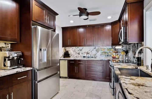 Trailer Estates House | Sarasota Waterfront - Boat Dock poo/spa, kayaks -12 min to Lido Beach & Downtown