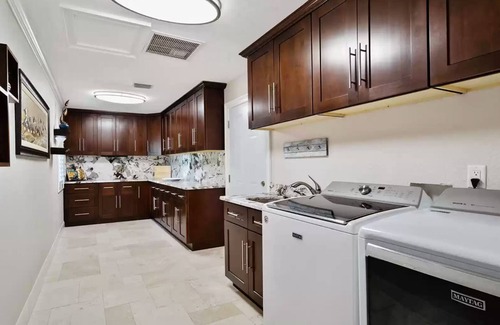 Trailer Estates House | Sarasota Waterfront - Boat Dock poo/spa, kayaks -12 min to Lido Beach & Downtown