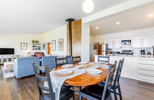 Langley House | Saratoga by the Sea by AvantStay | Panoramic View, Near Langley