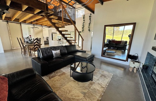 Rothbury House | Sascha's Retreat The Hunter Valley -Pokolbin - Pet friendly- Unlimited NBN Wi-Fi