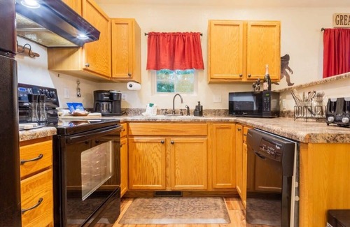 Gatlinburg Cabin | Sasquatch Lodge D: Gatlinburg Cabin - Family Friendly