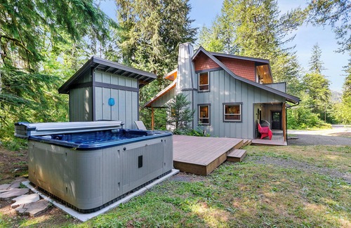 Warnick House | Sasquatch Mountain Hideaway, 3 Bed, 3 Bath W/Sauna, Hot Tub, Firepit & WiFi