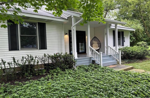 Douglas Cottage | SAUGATUCK - Dog-Friendly, Fenced Yard! Beautiful Garden