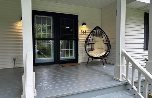 Douglas Cottage | SAUGATUCK - Dog-Friendly, Fenced Yard! Beautiful Garden