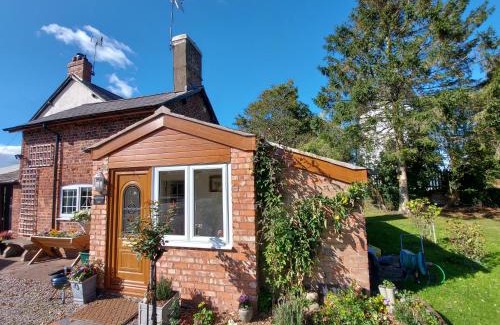 Chorlton-by-Backford House | Saughall Mill Farm Cottage