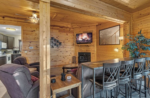 Sauk Centre House | SAUK LAKE RETREAT - 5BR w/private hot tub, dock, & boat