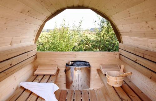 Wandlitz House | Sauna, AC, King Bed, Fenced Garden, Fibre Wi-Fi