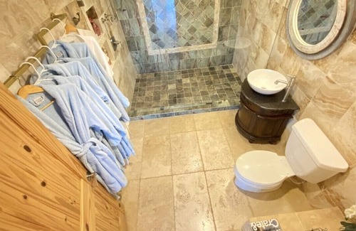 McMinnville House | Sauna and Pool PRIVATE ENTRANCE+ENTIRE LOWER LEVEL