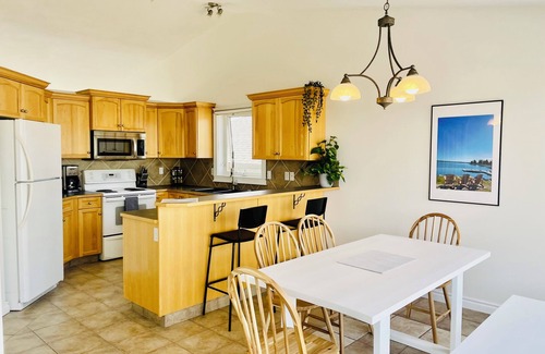 Sylvan Lake House | Sauna/Plunge @ Days @ the Lake - Lake town getaway in a quiet neighbourhood