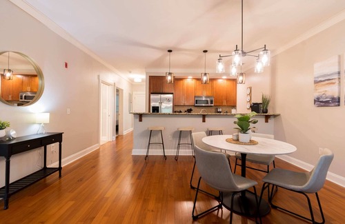 Old West Broad Neighborhood Condo | Savannah Residences|Private Parking|2BR/2BA