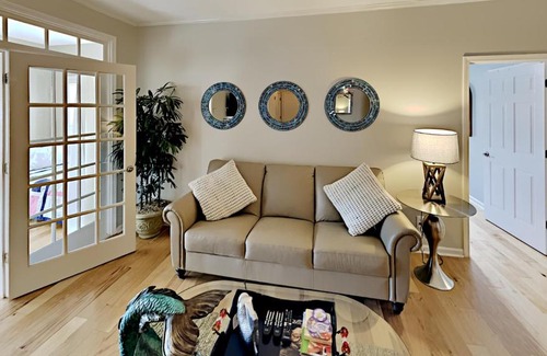Vaught House | Savannah Shore 5 Walking distance to the beach!!