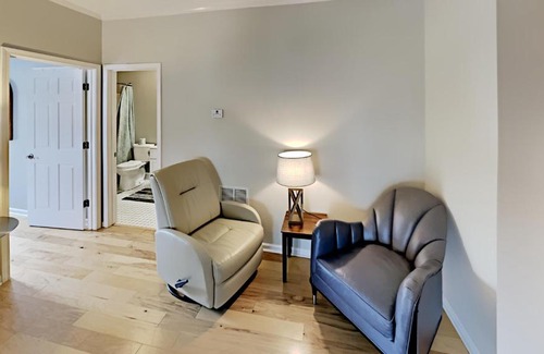 Vaught House | Savannah Shore 5 Walking distance to the beach!!