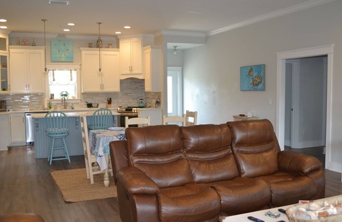 Dauphin Island House | SAVINGS! -Gated Neighborhood with pool & private beach. Perfect time to visit.