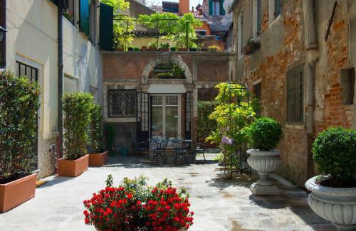 Castello Apartment | Savoia e jolanda Apartments