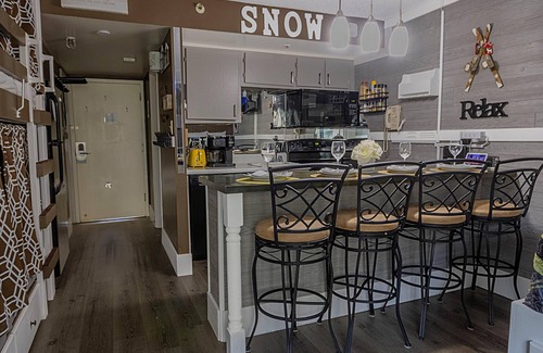 Snowshoe Condo | SC 2209: Your cozy summer oasis with bunk beds and pool!