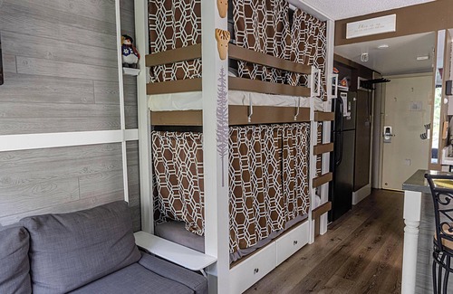 Snowshoe Condo | SC 2209: Your cozy summer oasis with bunk beds and pool!