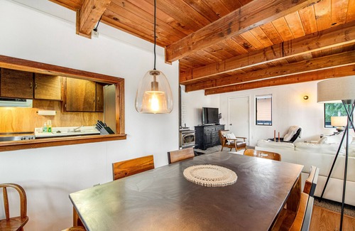 Hyak House | Scandinavian Lodge-Inspired Home w/High-Speed WiFi, Wood Stove, & Washer/Dryer
