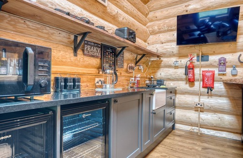 Crook Cabin | Scandinavian Luxury Log Cabin Sleeps 6, Hot Tub, Durham & Bishop Auckland