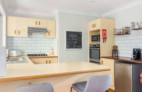 Maleny Cottage | Scandinavian Oasis: Pet-Friendly, Steps to Town!