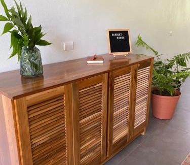 Carate House | Scarlet House