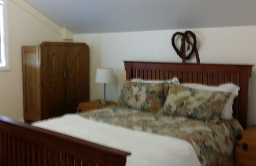Yinnar South House | SCARLET OAK HOMESTEAD RURAL RETREAT ACCOMMODATION