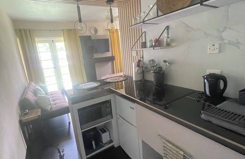 Haggatt Hall Apartment | Scarlett studios US Umbassy Appt 7 Mins drive Ross Uni 5 mins drive