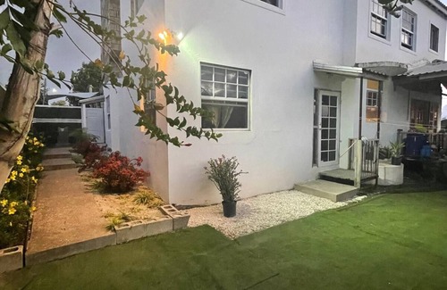 Haggatt Hall Apartment | Scarlett studios US Umbassy Appt 7 Mins drive Ross Uni 5 mins drive