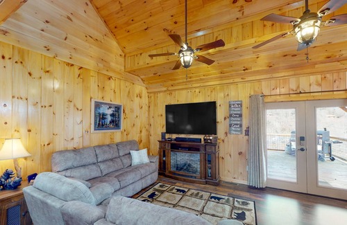 Whittier Cabin | Scenic cabin with great deck, firepit, pool table, & W/D - near Smoky Mtn NP