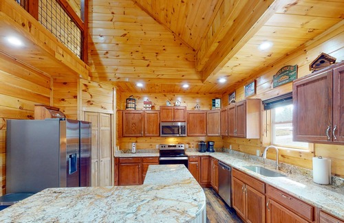 Whittier Cabin | Scenic cabin with great deck, firepit, pool table, & W/D - near Smoky Mtn NP