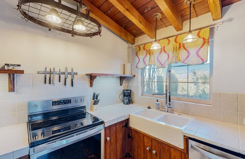 Tucson House | Scenic desert home with mountain views, covered patio, AC, & washer/dryer