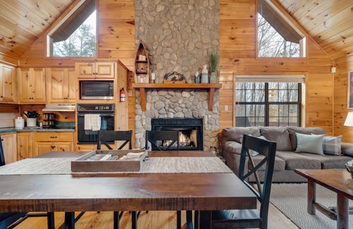 Blue Ridge Cabin | Scenic dog-friendly cabin with fireplace, balcony, hot tub, & washer/dryer