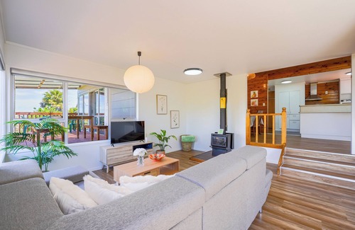 Whangarei House | Scenic Escape with Stunning Sea Views in Raumanga
