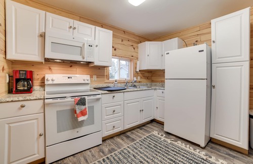 Oscoda Cottage | Scenic 'Evan's Hideaway' Steps to Lake Huron!