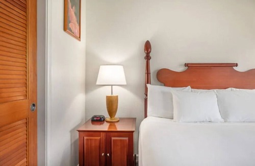 Kahului Hotel | Scenic Garden View Rooms! Enjoy Relaxing Pool + Fireplace | Near Hoaloha Park