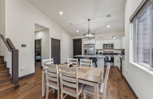 Show Low House | Scenic Golf Retreat With Modern Comforts & Fireplace 4 Bedroom Townhouse
