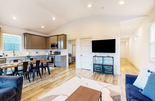 Stevenson House | Scenic hideaway near the Columbia River with office, basketball, grill - dogs ok