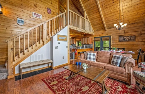 Gatlinburg - Pigeon Forge Cabin | Scenic Hideaway | VIEWS+Privacy+Hot Tub+Game Room! Family-Friendly!